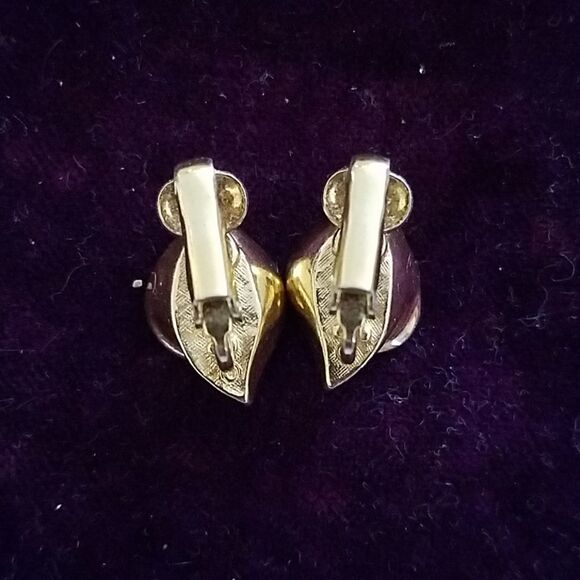 Goldtone Calla Lily Flower Clip-On Earrings – Vintage Unbranded Jewelry - Picture 2 of 2